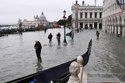 Según las previsiones del centro de mareas de la ciudad, el agua alta continuará durante toda la semana y este miércoles por la mañana se esperaba un nuevo pico, con una subida de hasta 145 centímetros.