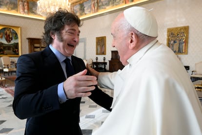 El Papa Francisco recibe a Javier Milei durante una audiencia en la Ciudad del Vaticano, el 12 de febrero de 2024. 