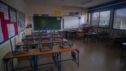 Un aula vacía de un colegio en Sevilla.