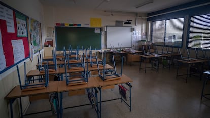 Un aula vacía de un colegio en Sevilla.