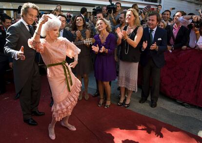 Emilio Castro se alzo en esta categoría, con una fotografía de la duquesa de Alba bailando el día de su boda. Foto Nikon edita un libro todos los años, con las obras premiadas así como 75 obras accésit de las tres categorías.