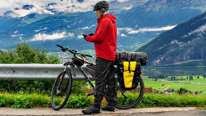 Ideales para transportar ropa, tu tienda de campaña o tu saco de dormir en tus escapadas en bici. GETTY IMAGES.