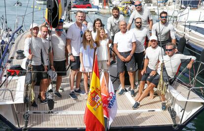 Los Reyes y sus hijas posan con la tripulación del 'Aifos', en Palma.