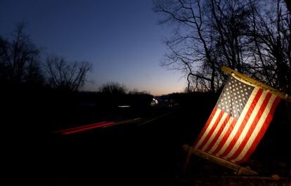 Una bandera estadounidense en la localidad de Newtown, Connecticut.