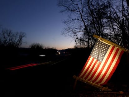 Una bandera estadounidense en la localidad de Newtown, Connecticut.