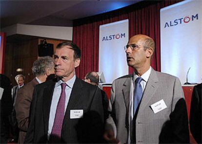 Patrick Kron (derecha) y el director financiero de Alstom, Jerome Jaffre, en la rueda de prensa de París.