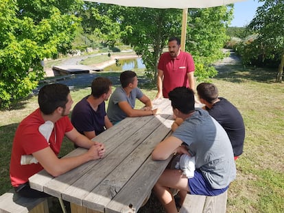 Un grupo de adolescentes en psicoterapia en un centro de Amalgama 7 en Cataluña.