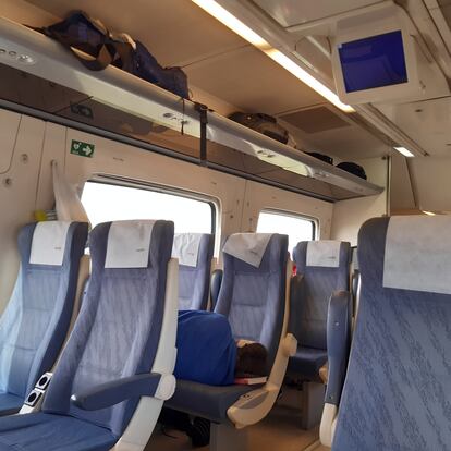 15.40 Mérida-Madrid. El tren de media distancia de Renfe que une Mérida con Madrid tarda casi cinco horas en hacer su recorrido. No tiene servicio de bar a bordo ni máquinas expendedoras. Sale de Mérida con 20 minutos de retraso. 