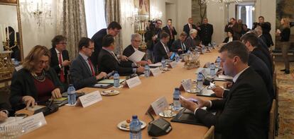 Spanish Foreign Minister Alfonso Dastis with the mayors of Campo de Gibraltar, discussing issues relating to Brexit.