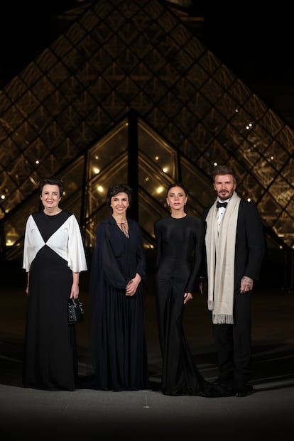 La gala se celebró en el marco de la semana de la moda de París, que comenzó este lunes 3 de marzo y finalizará el próximo martes 11. Entre los invitados, rostros tan conocidos como David y Victoria Beckham, que posaron junto a Laurence des Cars, directora del Louvre, y Rachida Dati, ministra de Cultura de Francia.