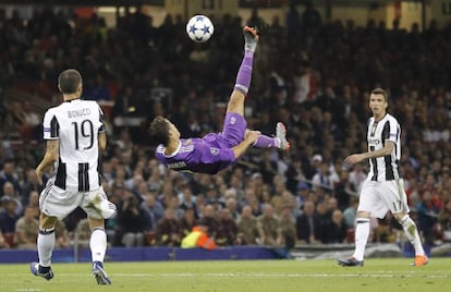 Cristiano Ronaldo salta para controlar la pelota.