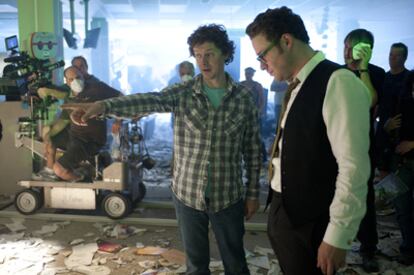 Michel Gondry y Seth Rogen en un momento del rodaje de 'The Green Hornet'.
