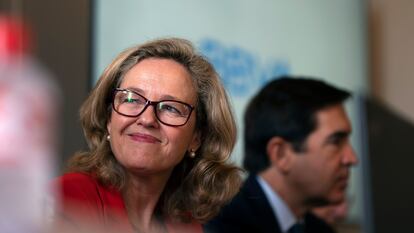 Nadia Calviño, vicepresidenta primera del Gobierno, junto a Carlos Torres, presidente del BBVA, durante la jornada inaugural del foro financiero organizado por la Asociación de Periodistas de Información Económica y la Universidad Internacional Menéndez Pelayo, este lunes en Santander.