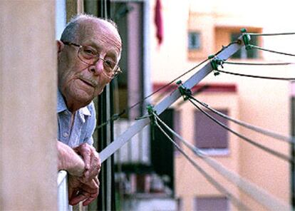 Jaume Álvarez, asomado a la ventana de su casa en Barcelona.