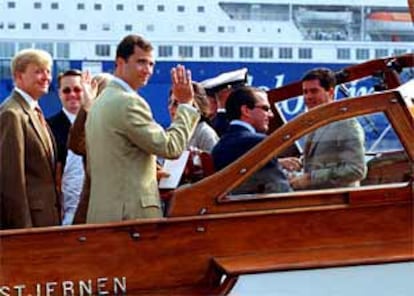 El príncipe Felipe saluda al dirigirse al barco real <b><i>Norge</b></i> para navegar por el fiordo de Oslo.