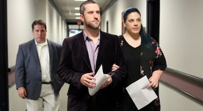 El actor Dustin Diamond y su novia Amanda Schutz, entrando a la corte de justicia de Ozaukee.