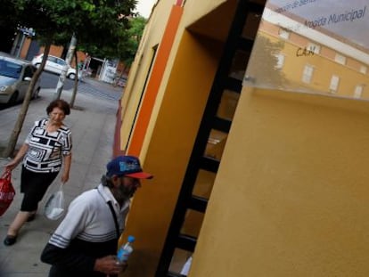 Entrada del albergue de Sevilla en el que falleci&oacute; el indigente. 