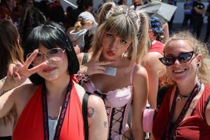 Un grupo de amigas espera para entrar al concierto de Stray Kids, este martes.