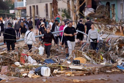 Los vecinos caminan por una calle afectada en Paiporta, cerca de Valencia, este miércoles.