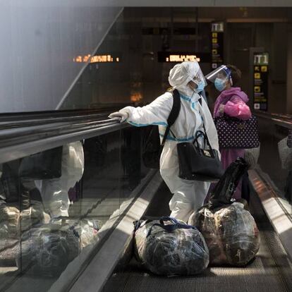 Llegada de los primeros vuelos a la T-1 del aeropuerto de Barcelona, este domingo.