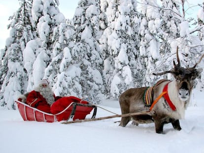 Papá Noel con su trineo tirado por renos en Rovaniemi.
