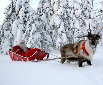 Papá Noel con su trineo tirado por renos en Rovaniemi.