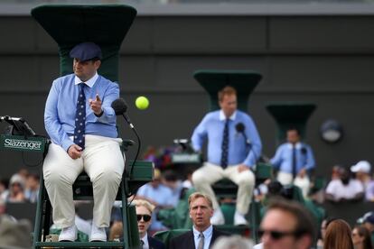 Jueces de silla durante una serie de partidos en Wimbledon, el 2 de julio de 2019.