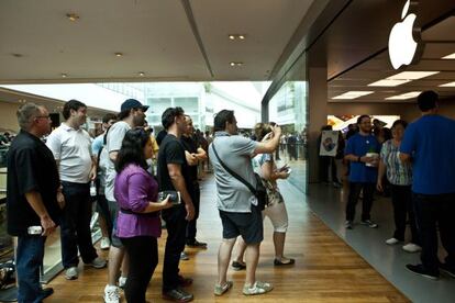 Consumidores fazem fila na abertura da loja da Apple no Rio de Janeiro, no &uacute;ltimo dia 15.