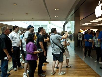 Consumidores fazem fila na abertura da loja da Apple no Rio de Janeiro, no &uacute;ltimo dia 15.