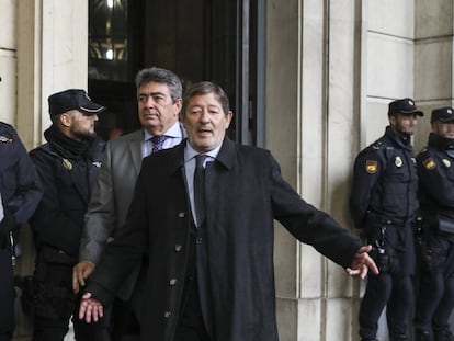 El exdirector de Trabajo de la Junta de Andalucía Francisco Javier Guerrero, este martes, tras recoger la sentencia.