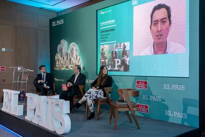 Adrián Gómez Balboa, autor de legislación ambiental para la industria participando de forma virtual con Daniela Gómez de la Maza, emprendedora de impacto socioambiental, Alejandro Pagés, director de asesoría en sustentabilidad y economía circular de KPMG México en una mesa moderada por  Federico Rivas subdirector de EL PAÍS América, en la que abordaron el de los daños colaterales de no reducir la huella de carbono. 