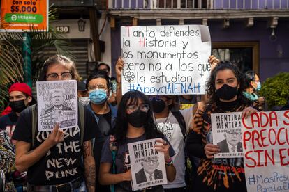 Estudiantes de la Escuela Nacional de Antropología e Historia (ENAH) protestan contra los recortes frente a las oficinas del INAH en Ciudad de México