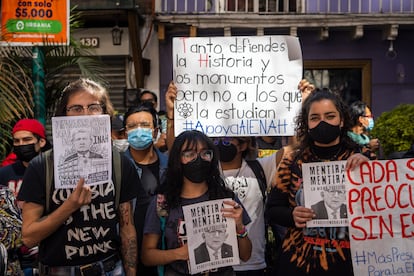 Estudiantes de la Escuela Nacional de Antropología e Historia (ENAH) protestan contra los recortes frente a las oficinas del INAH en Ciudad de México