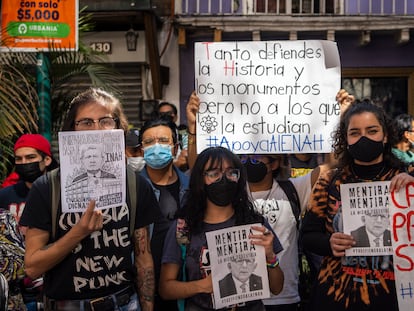 Estudiantes de la Escuela Nacional de Antropología e Historia (ENAH) protestan contra los recortes frente a las oficinas del INAH en Ciudad de México, el 5 de enero de 2022.