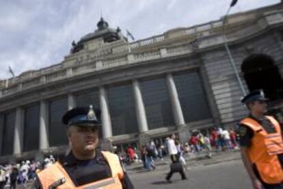 Miembros de las empresas transportadoras y de las ventas de pasaje aseguran que hacia el mediodía, se espera que el servicio de transporte de larga distancia se haya restablecido completamente en la Terminal porteña de Retiro. EFE/Archivo