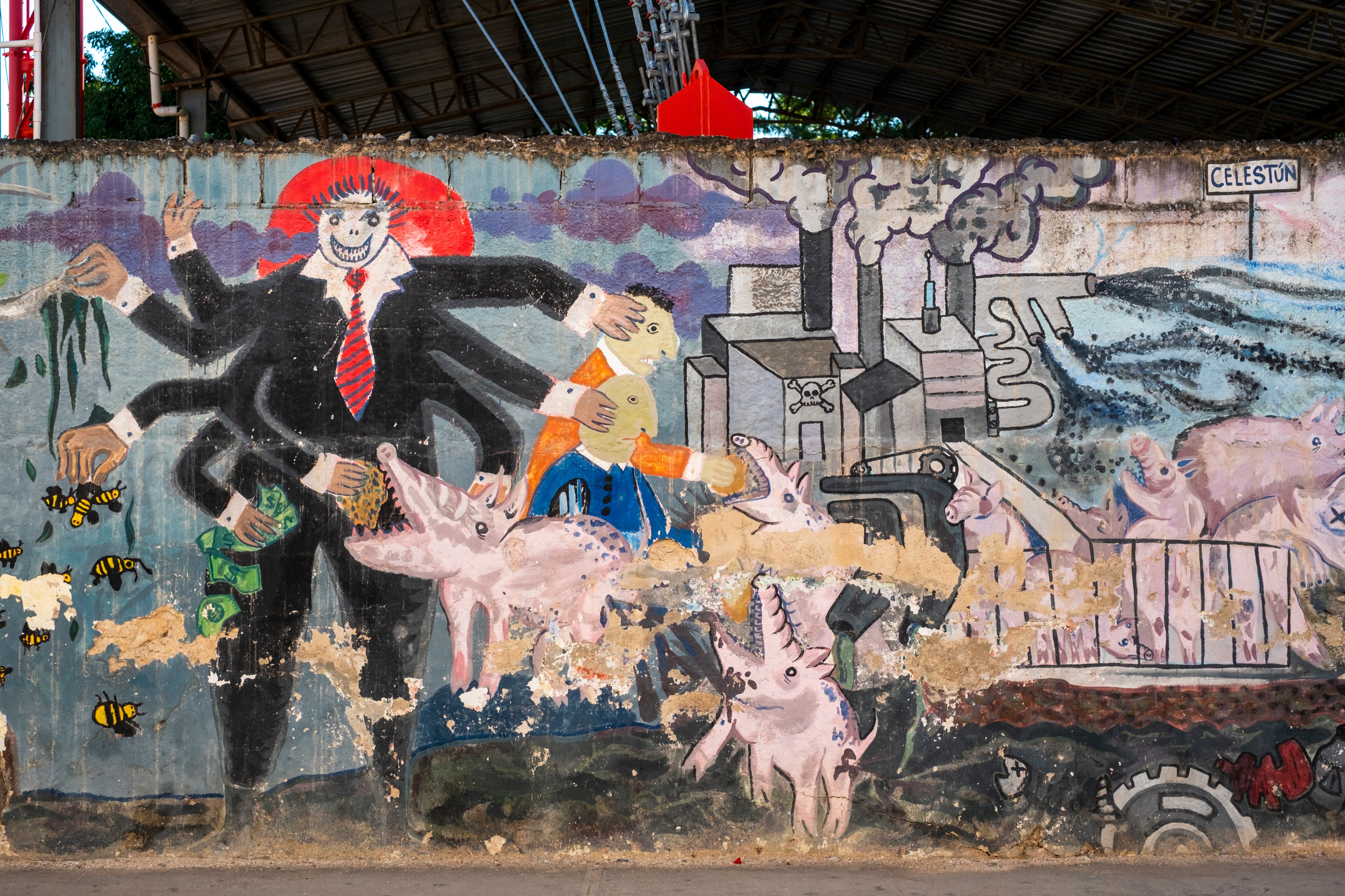 Mural realizado por los jóvenes de Kinchil que representa la contaminación que produce la granja.