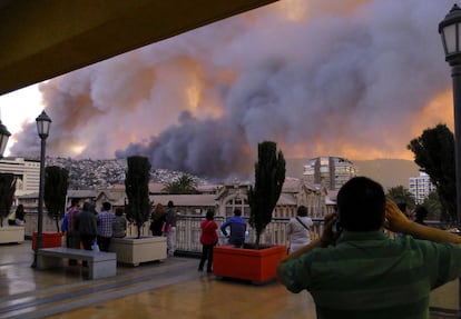 La gente observa el humo desde un mirador en la ciudad. Valparaíso está compuesta por 42 cerros a la orilla del Pacífico.