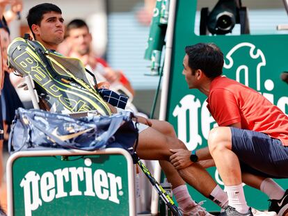 Spain's Carlos Alcaraz receives medical assistance during his semifinal match of the French Open tennis tournament against Serbia's Novak Djokovic at the Roland Garros stadium in Paris, Friday, June 9, 2023. (AP Photo/Jean-Francois Badias)