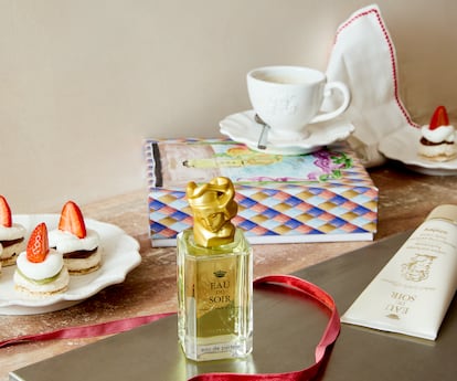 Los estuches de regalo no solo son un obsequio socorrido, sino que además pueden ser una elección certera. En la imagen, caja Eau de Soir de SISLEY, que incluye la fragancia y la crema perfumada para el cuerpo. Ambos productos se presentan en un cofre diseñado este año por el artista multidisciplinar británico Luke Edward Hall.