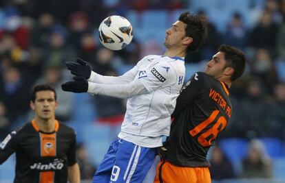 Postiga controla ante Víctor Ruiz. 