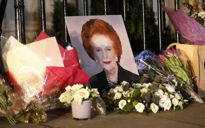 Homenaje a Margaret Thatcher frente a su casa en Londres.