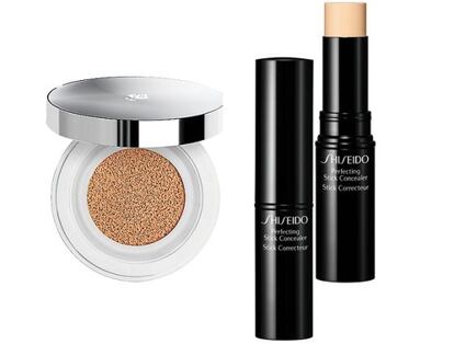 A la izquierda, Miracle Cushion, de Lancôme (41,50 euros). Maquillaje fluido con esponja aplicadora y cobertura modulable, hidratante y con protección solar SPF 23. A la derecha, Perfect Stick Concealer, de Shiseido (23 euros). Corrector con un sistema de adherencia especial que proporciona alta cobertura y acabado natural. Disponible en cuatro tonos.