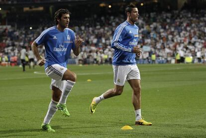 Ra&uacute;l, con la indumentaria del Real Madrid, calienta junto a Cristiano Ronaldo.