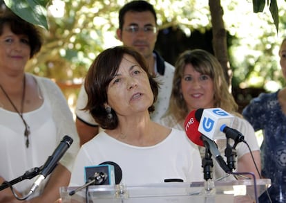 Barahona se presenta ante la prensa respaldada por Santos, detrás, en el centro.