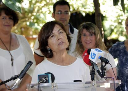 Barahona se presenta ante la prensa respaldada por Santos, detrás, en el centro.