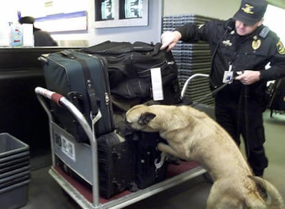 Un policía estadounidense con un perro rastreador.