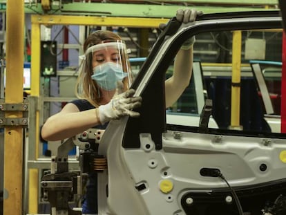 Trabajadora en la línea de producción de Ford en Almussafes.