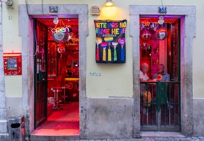 La fachada de Side, el legendario bar gay del Barrio Alto, en Lisboa.