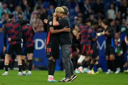 El delantero del FC Barcelona, Lamine Yamal y el técnico alemán Hansi Flick, se abrazan tras el segundo gol.