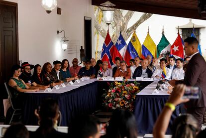 Los equipos de negociación del Gobierno de Colombia y de la guerrilla del ELN, en una conferencia de prensa en Caracas, el pasado 21 de enero.